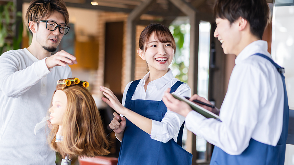 打ち合わせをする美容師