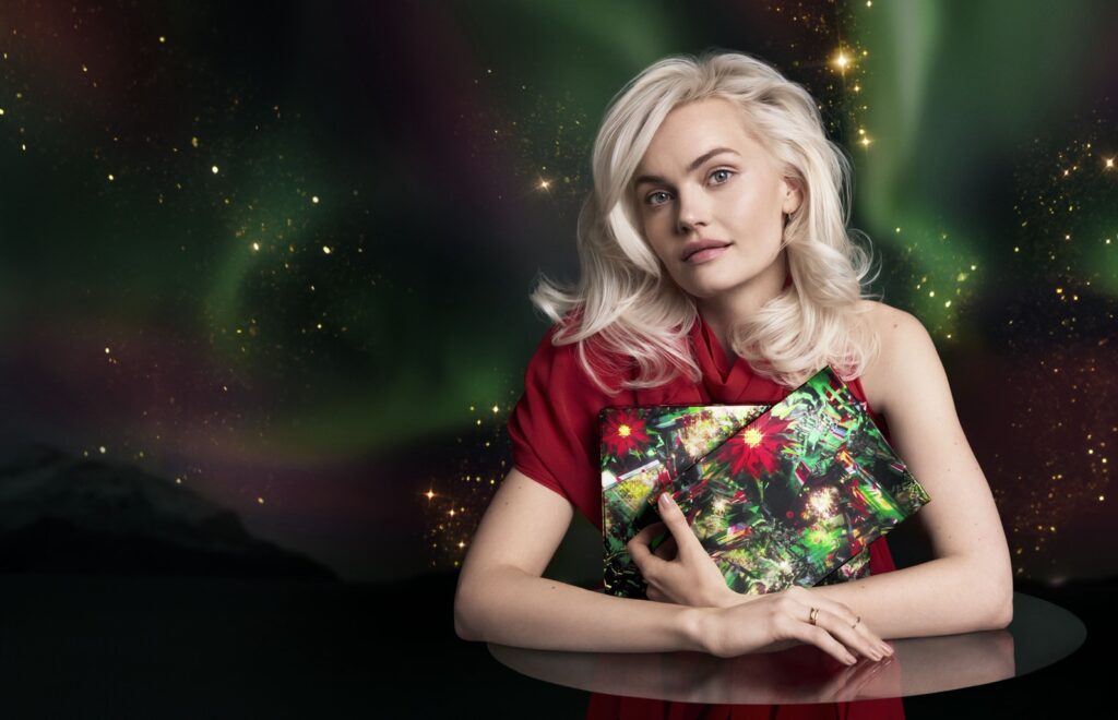 ホリデーギフトを外国人の女性が抱えている画像