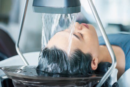男性の頭浸浴画像